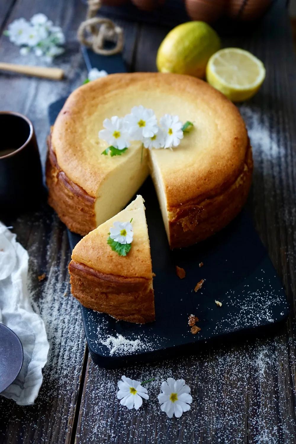 Nahaufnahme eines perfekt gebackenen kleinen Käsekuchens ohne Boden mit leicht gebräunter Oberfläche.