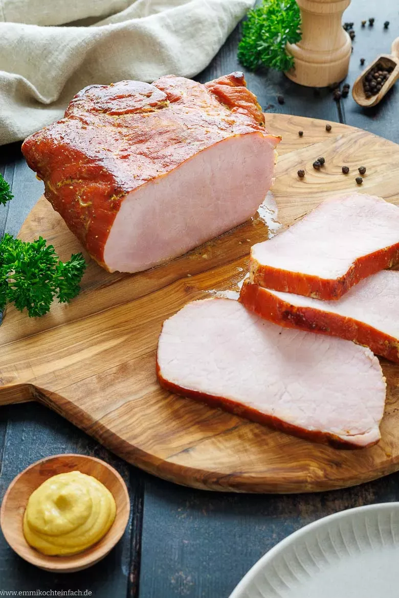 Nahaufnahme eines saftigen, goldbraun geräucherten und gepökelten Kasslerbratens.