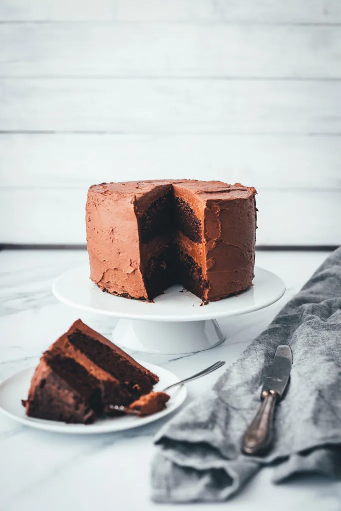 Nahaufnahme eines saftigen Schokokuchens