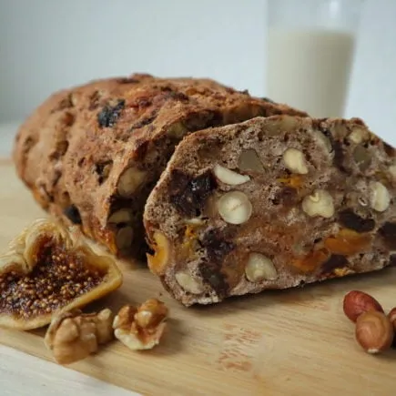 Nahaufnahme eines saftigen Vollkorn-Früchtebrots