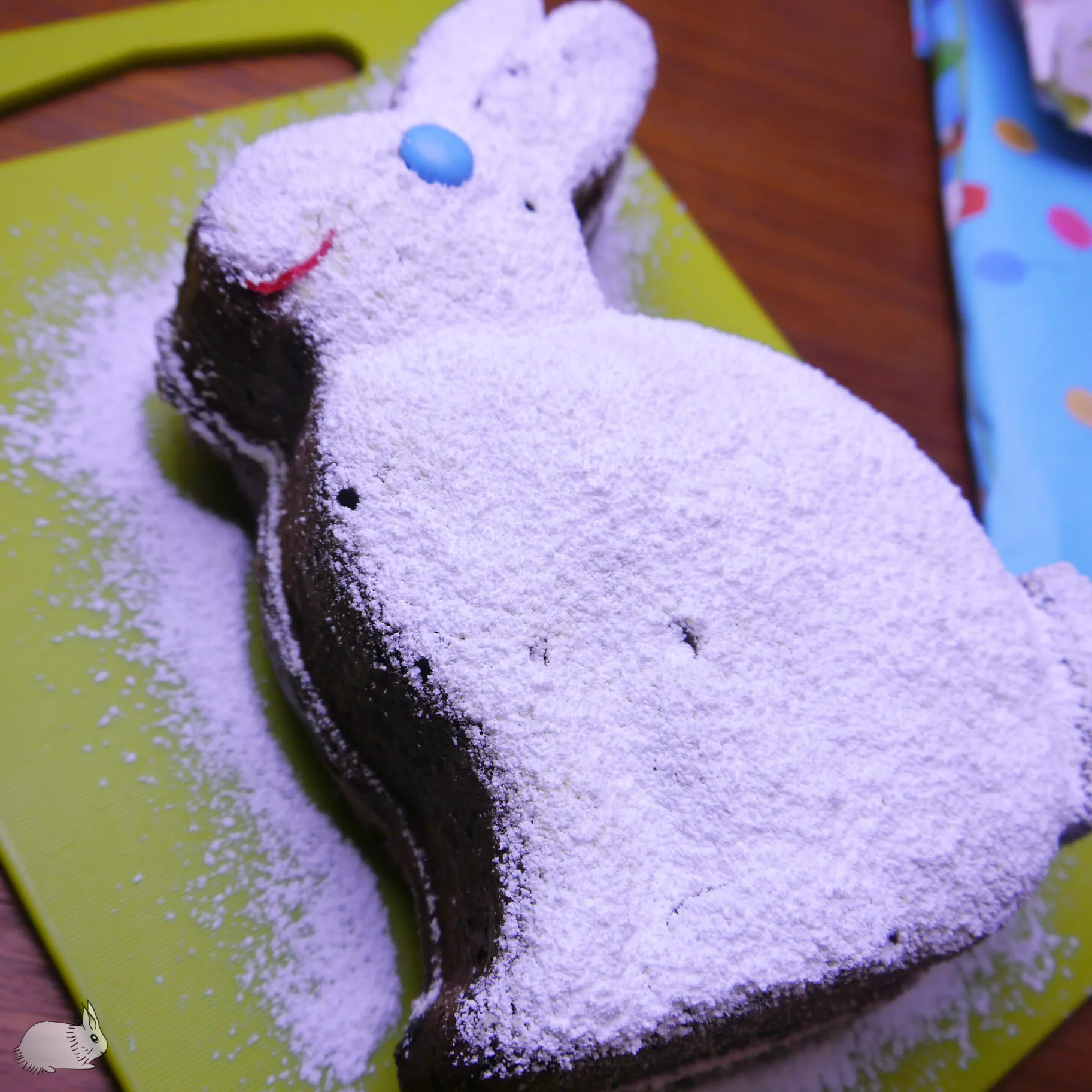 Nahaufnahme eines Schokoladen-Cheesecakes in Hasenform mit liebevollen Details.