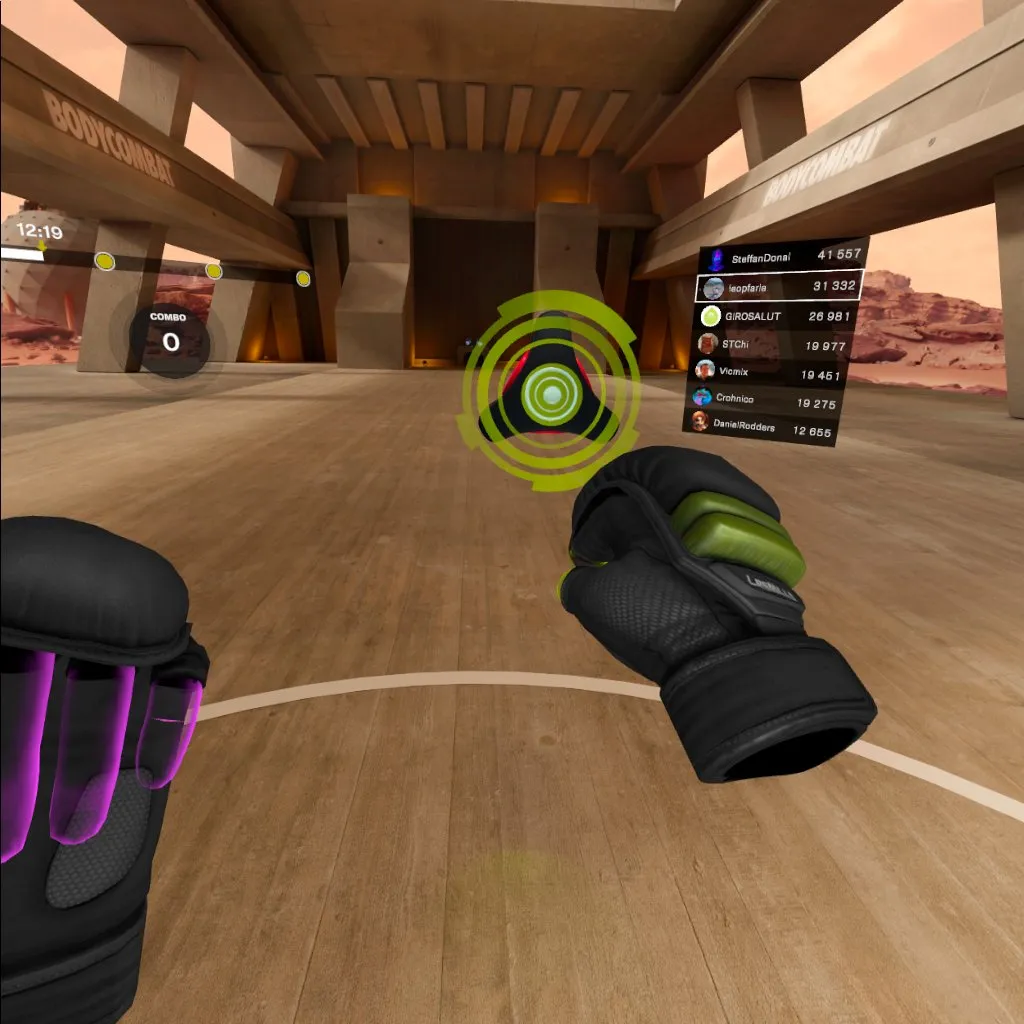 Nahaufnahme eines Spielers, der in Les Mills Bodycombat VR ein virtuelles Ziel schlägt