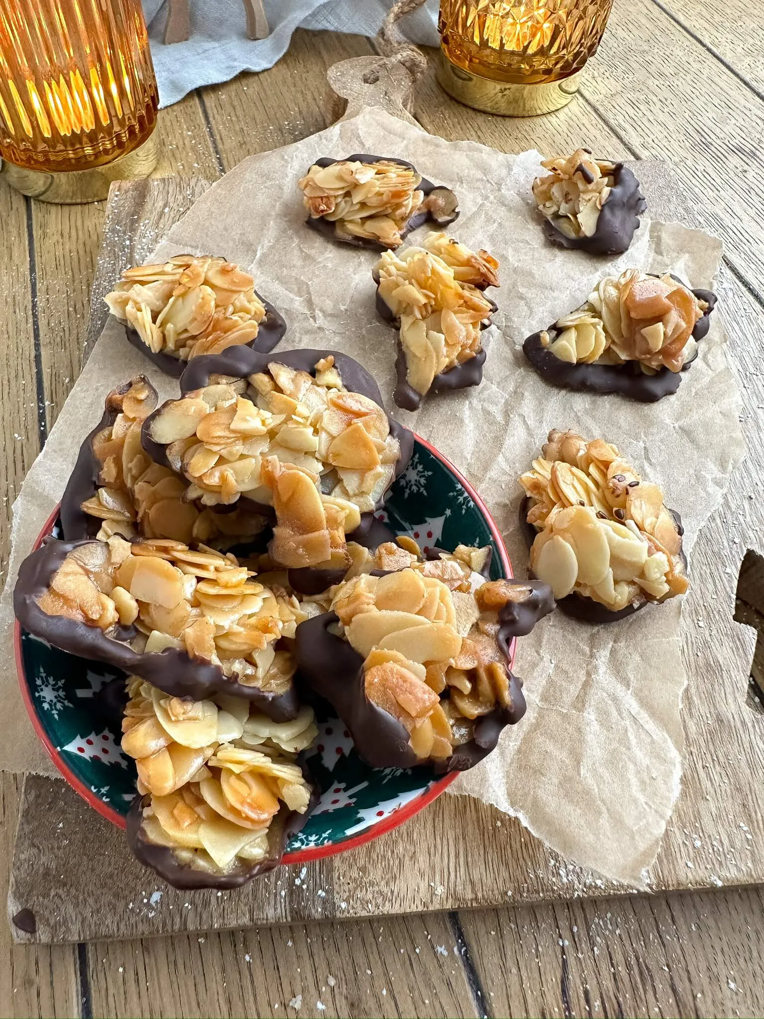 Nahaufnahme eines Stapels von karamellisierten Florentiner Plätzchen, die perfekt golden gebacken und mit dunkler Schokolade überzogen sind, bereit für das Florentiner Rezept.