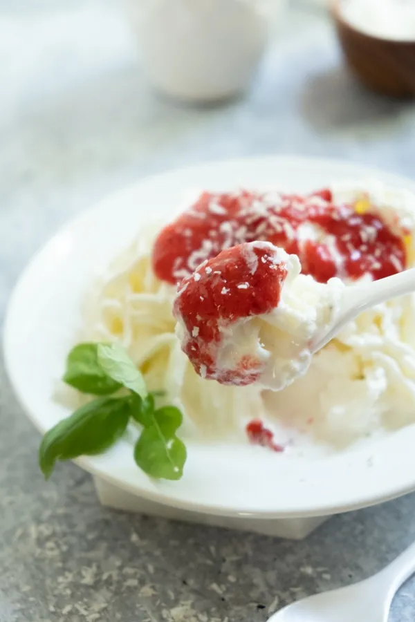 Nahaufnahme eines Tellers Spaghettieis, das bereit zum Verzehr ist