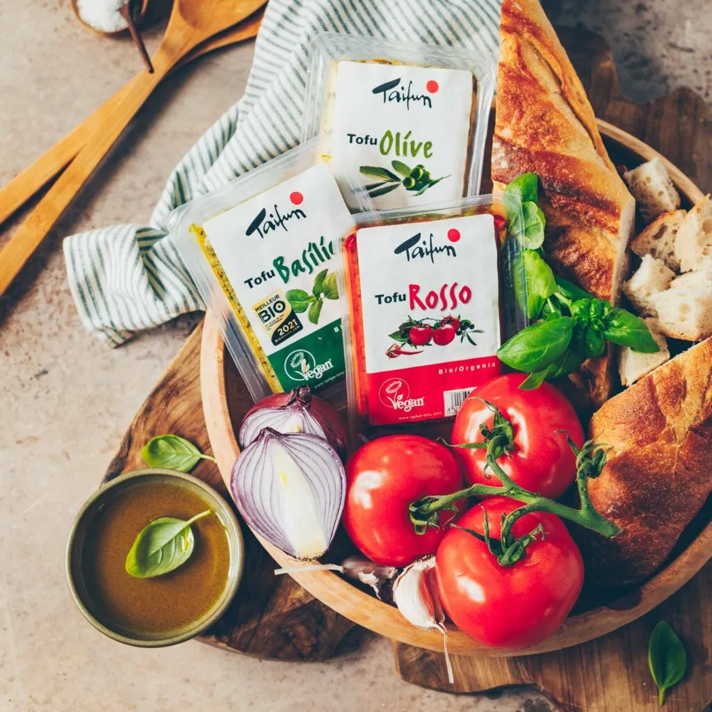 Nahaufnahme eines Tofugerichts: Panzanella mit knusprigem Tofu und frischen Tomaten