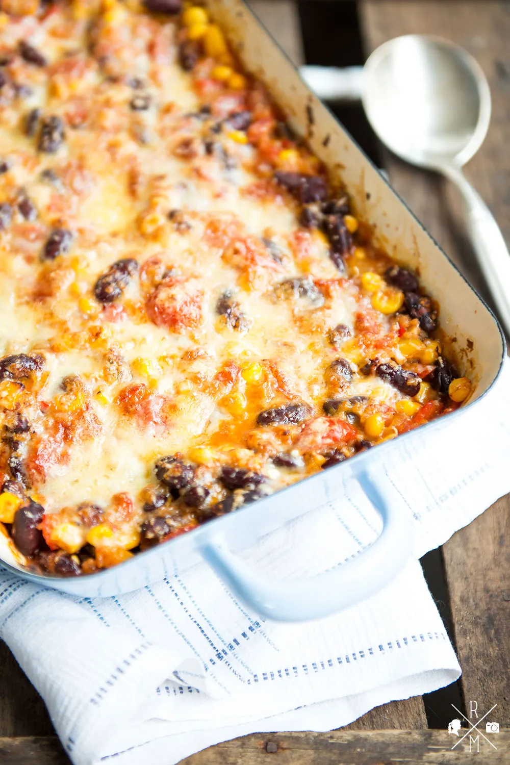 Nahaufnahme eines vegetarischen Auflaufs mit goldbrauner Käsekruste, bereit zum Servieren