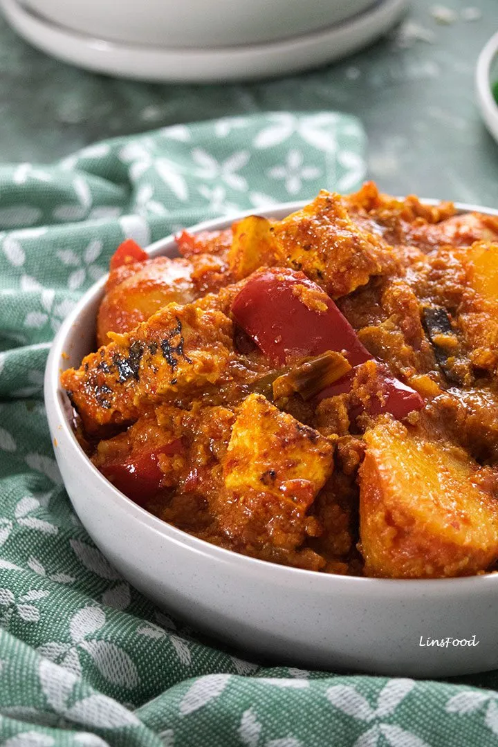 Nahaufnahme eines vegetarischen Currys, das die dicke Sauce und die Textur der Zutaten zeigt