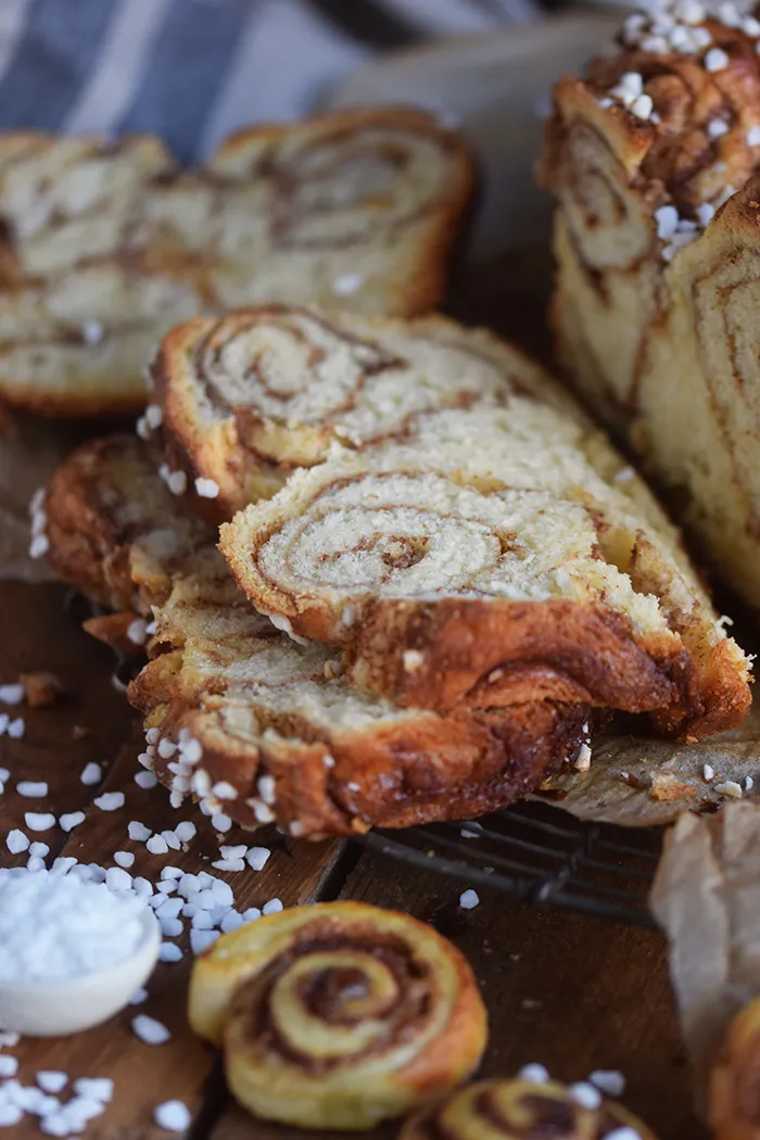 Nahaufnahme eines Zimtschnecken Brots, frisch aus dem Ofen