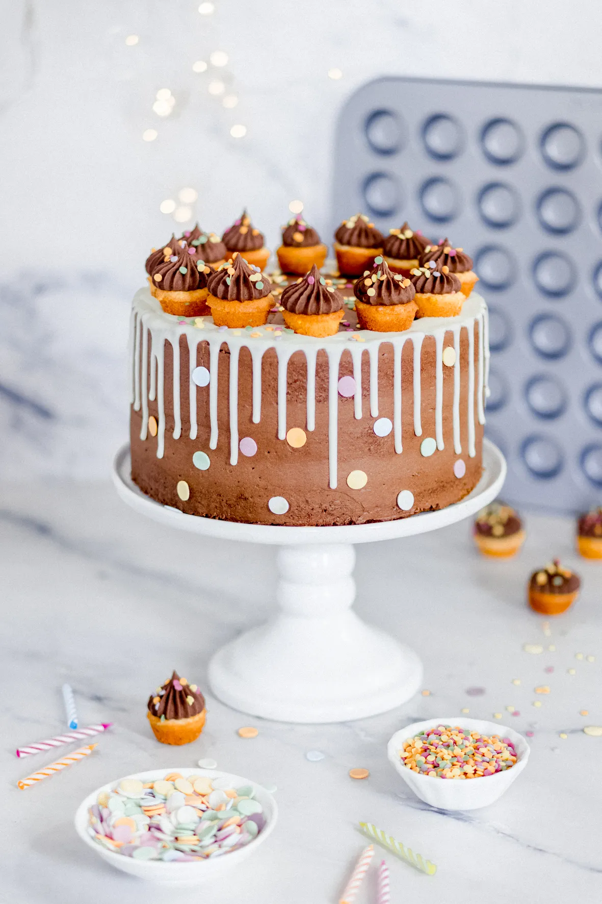 Nahaufnahme Mini-Muffins mit cremiger Dekoration