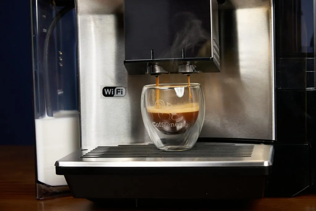 Nahaufnahme: Perfekter Espressobezug mit dichter Crema aus dem neuen Siemens EQ.700