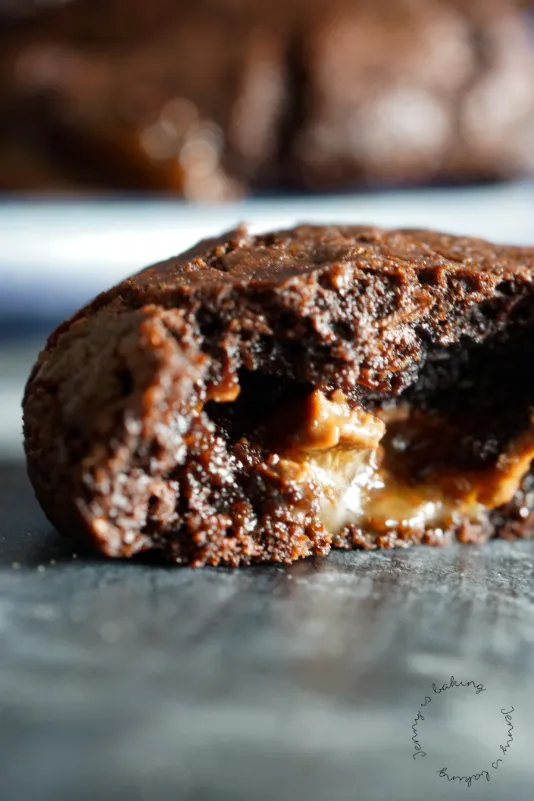Nahaufnahme von dunklen Schoko Cookies mit geschmolzenem Karamellkern und Meersalz
