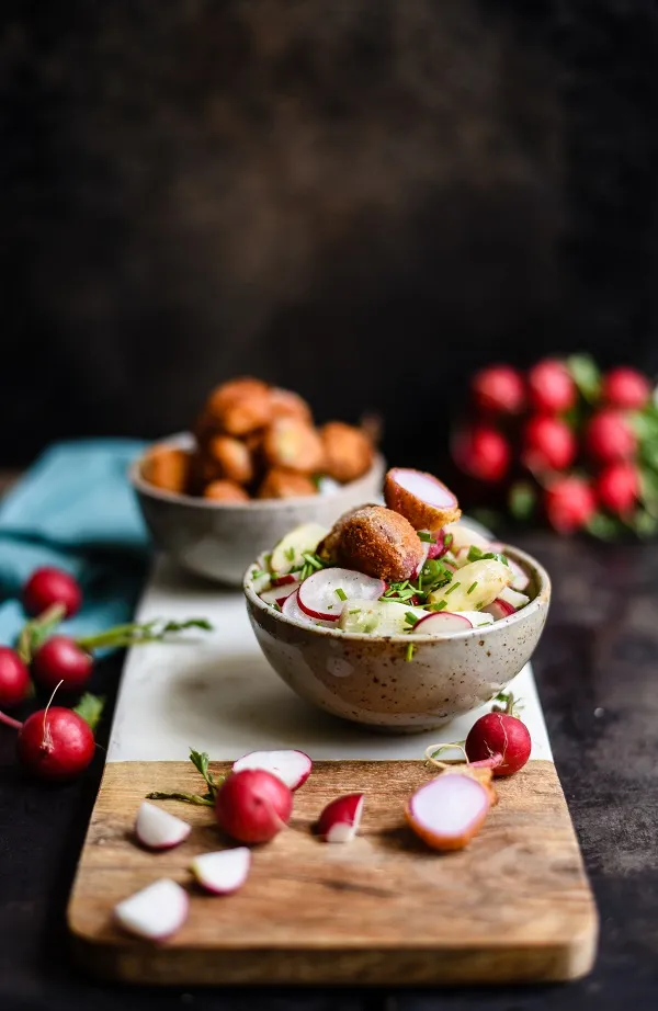 Nahaufnahme von frisch zubereiteten Radieschen-Salat und knusprigen gebackenen Radieschen, perfekt für den Frühling.