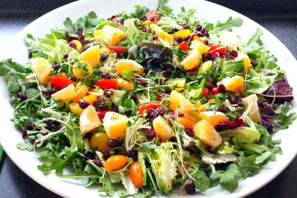 Nahaufnahme von frischem grünem Salat, möglicherweise Rucola oder Feldsalat, in einer Salatschüssel