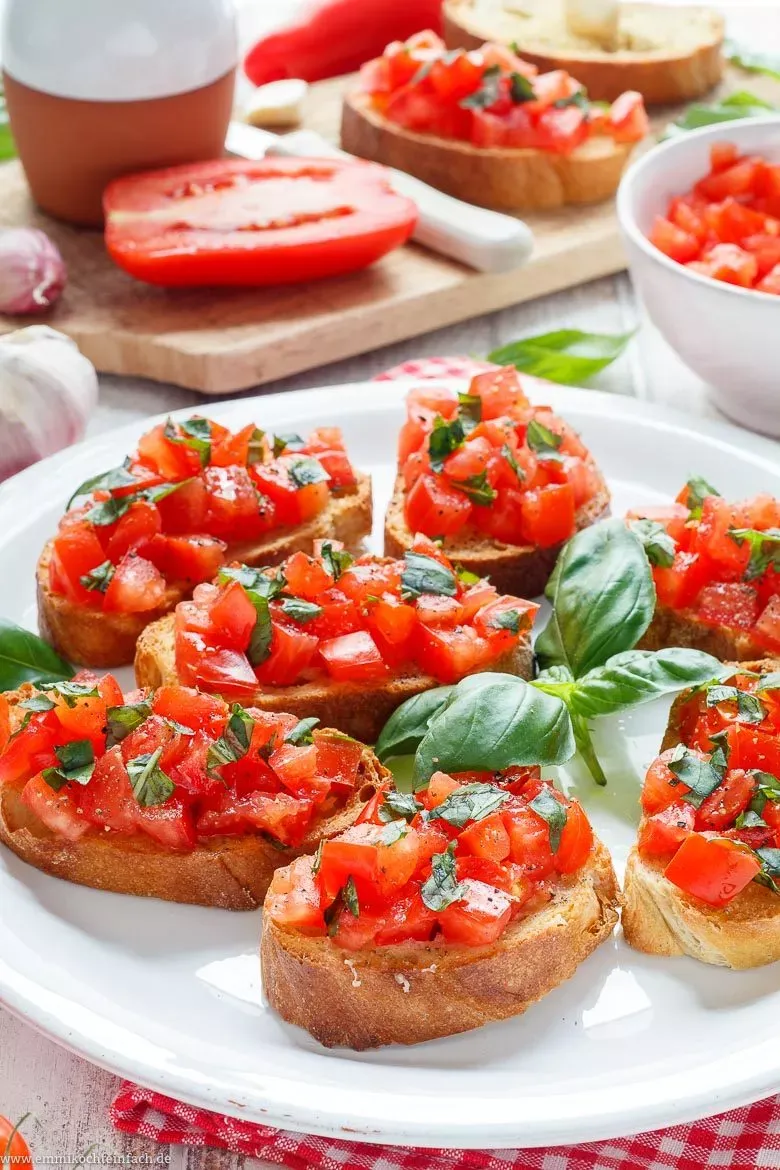 Nahaufnahme von frischer Bruschetta mit Tomaten und Basilikum.