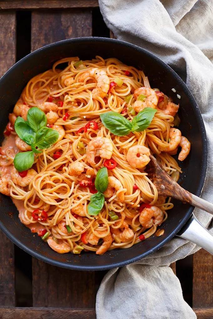 Nahaufnahme von frischer Pasta mit Garnelen, umhüllt von einer reichhaltigen Tomaten-Sahnesauce, ideal für deutsche Haushalte