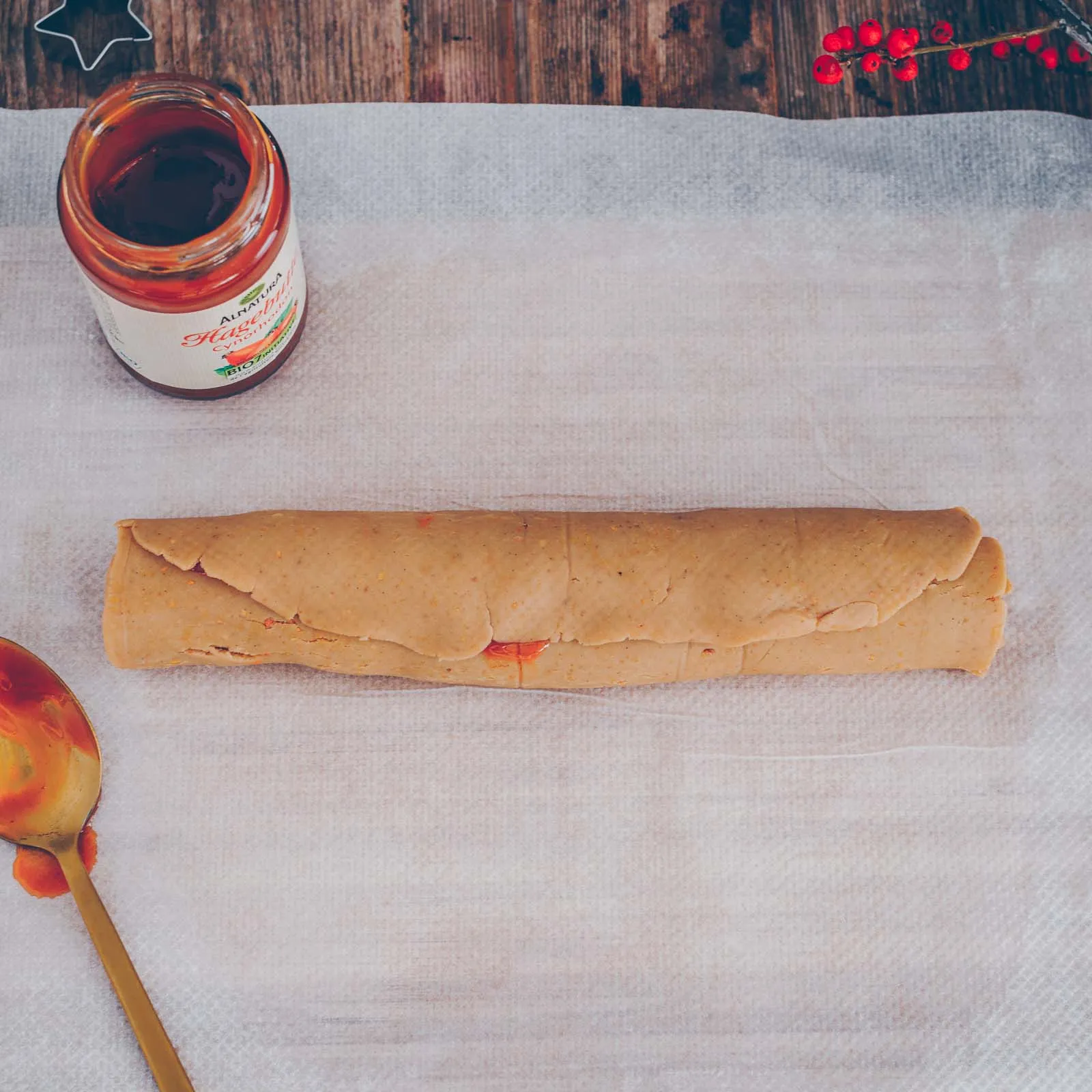 Nahaufnahme von gebackenen veganen Marmeladen-Plätzchen, verziert mit einer Füllung aus Hagebuttenkonfitüre