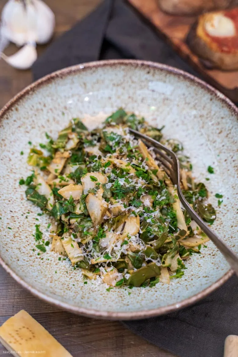 Nahaufnahme von gebratenem Mangold mit Parmesan und Kräutern