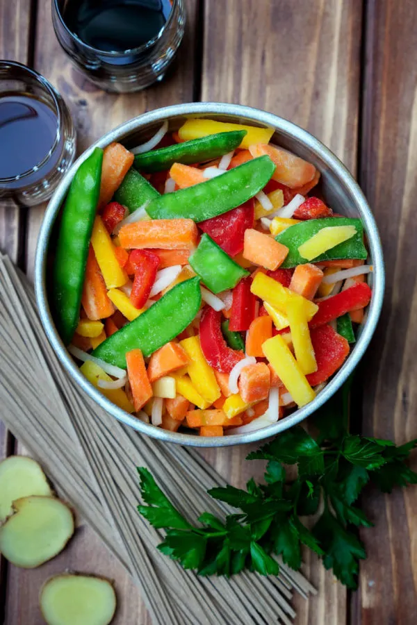 Nahaufnahme von gefrorenem Asia-Gemüse für Wok-Gerichte