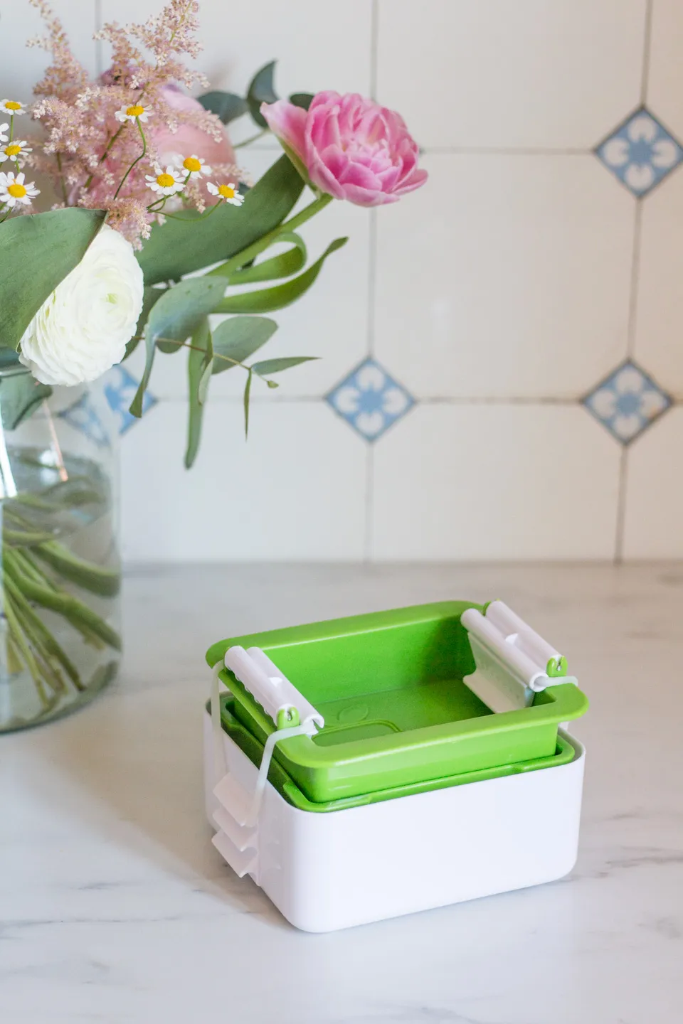 Nahaufnahme von gerissenem Tofu, der eine unregelmäßige, zerfetzte Textur zeigt