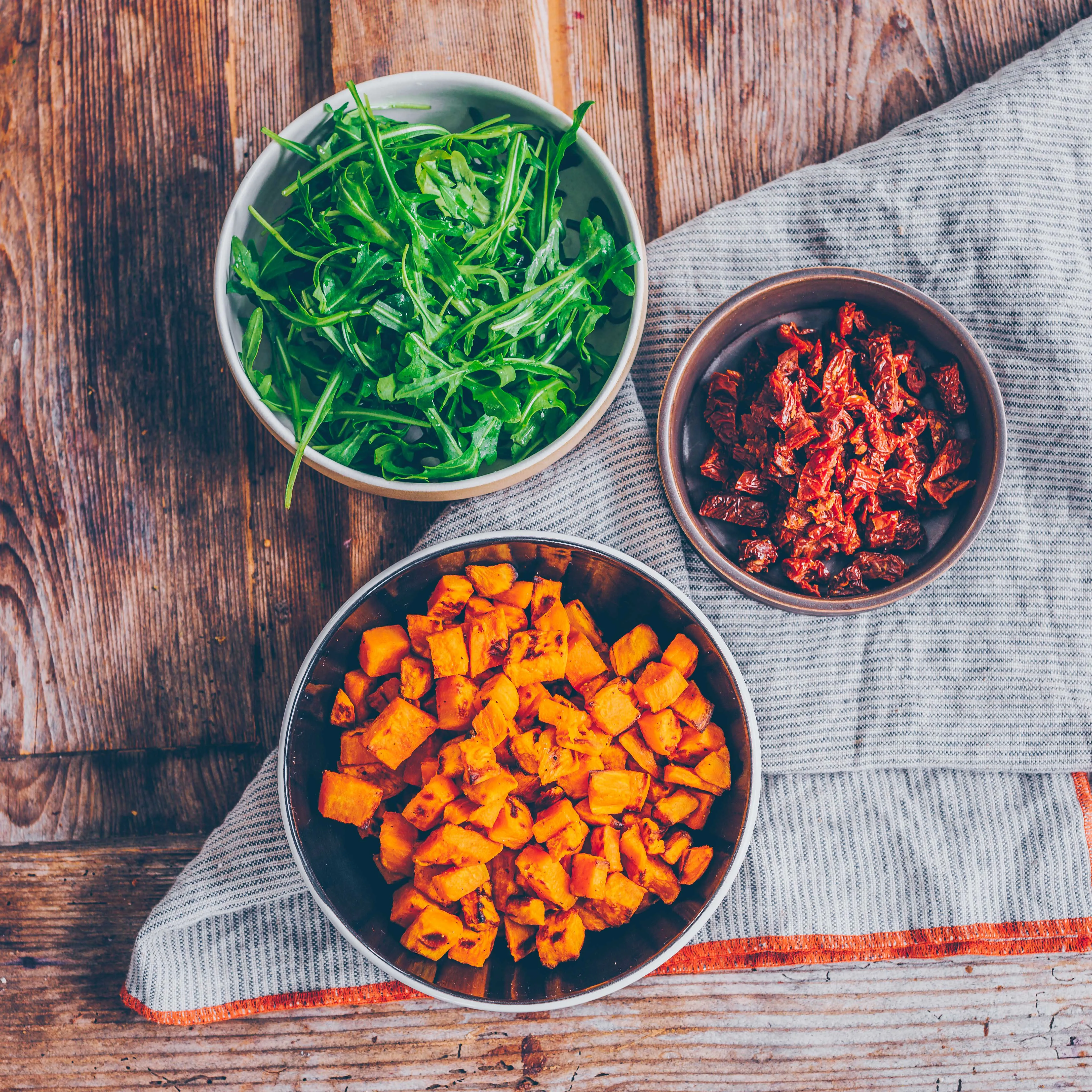 Nahaufnahme von gerösteten Süßkartoffeln und frischem Salbei