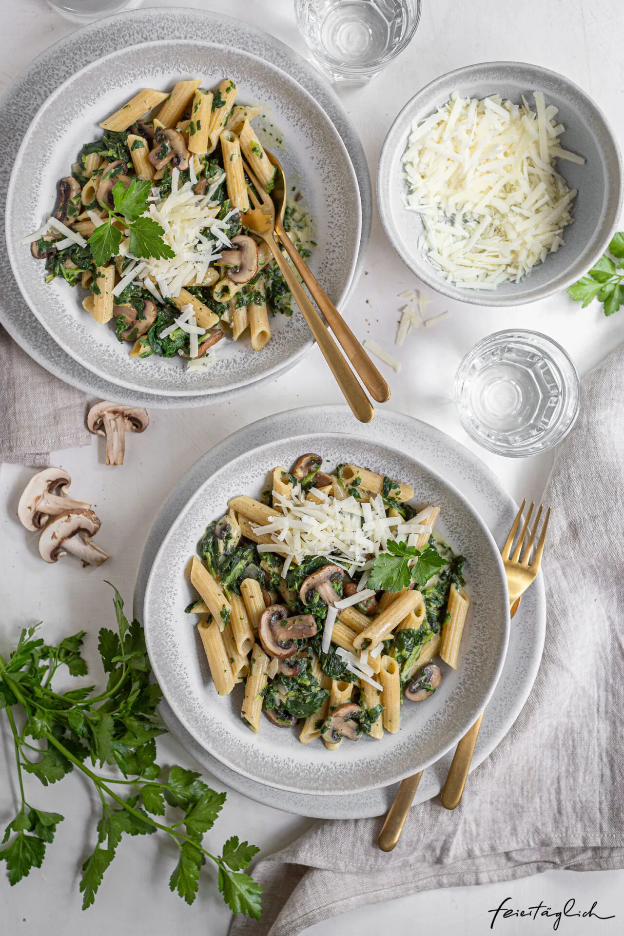 Nahaufnahme von gewürfelten Zwiebeln und gehacktem Knoblauch, bereit zum Anbraten in einer Pfanne.