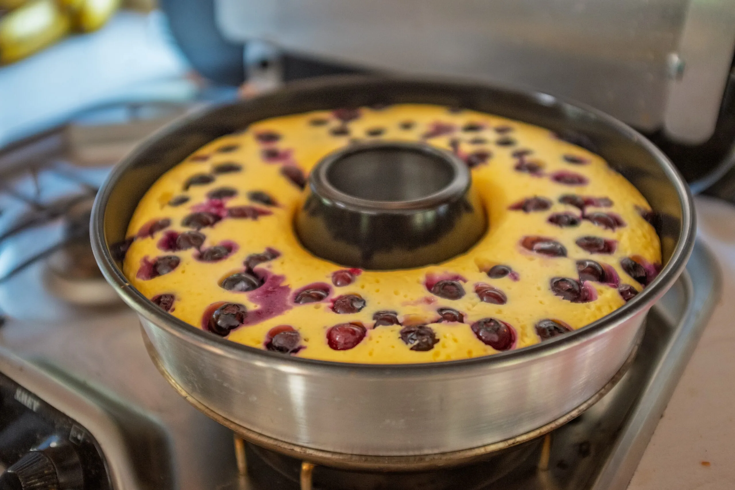 Nahaufnahme von Giuls' Händen, die ein frisch gebackenes Brötchen aus dem Omnia Ofen halten, ein weiteres gelungenes Omnia Rezept