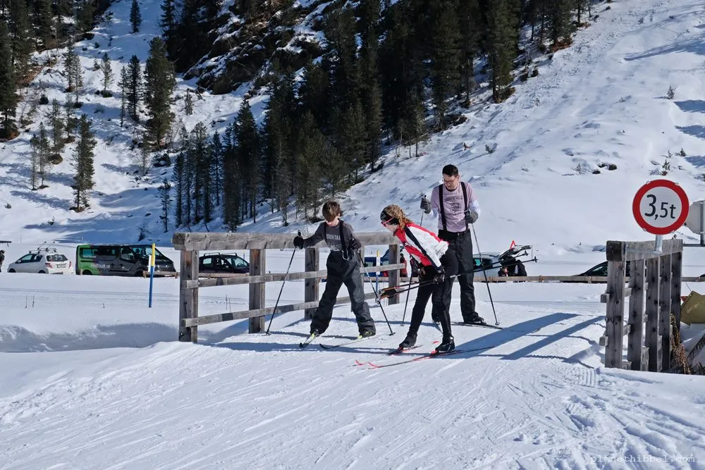 Nahaufnahme von Langlaufski in der Spur
