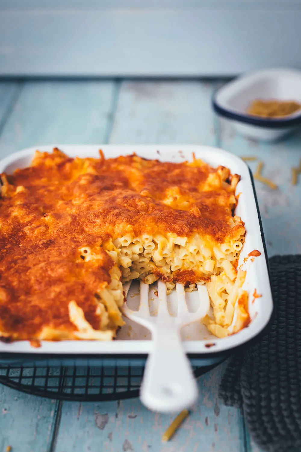 Nahaufnahme von Mac and Cheese mit geschmolzenem Käse und goldbrauner Kruste.