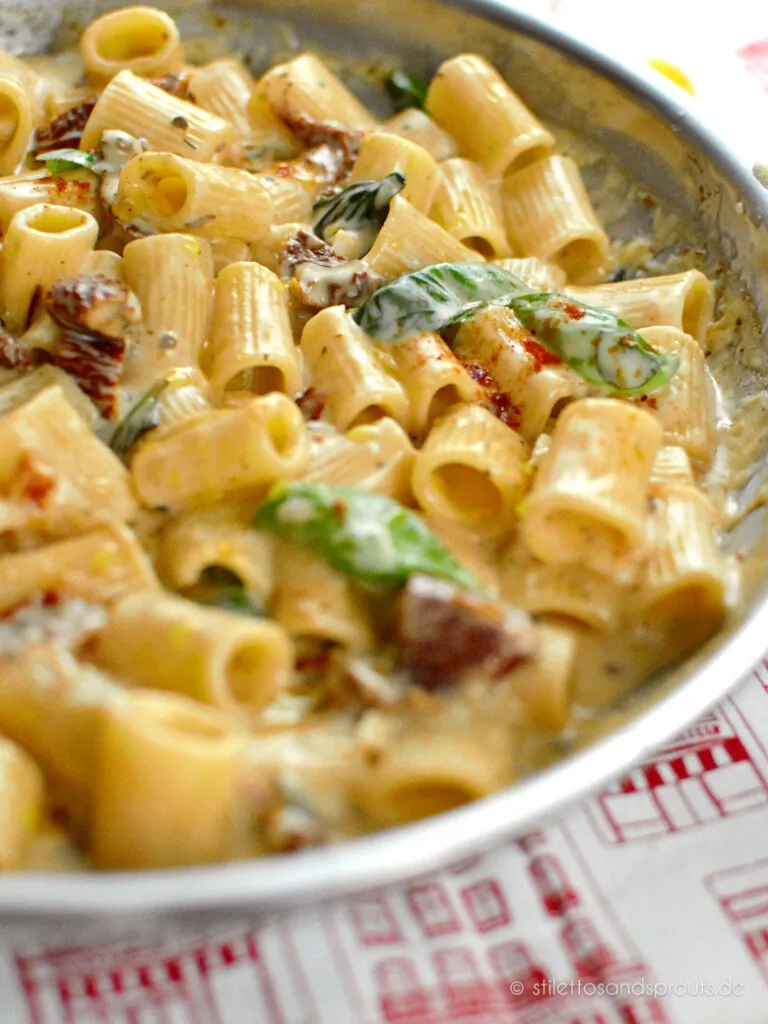 Nahaufnahme von Marry Me Pasta mit italienischen Kräutern