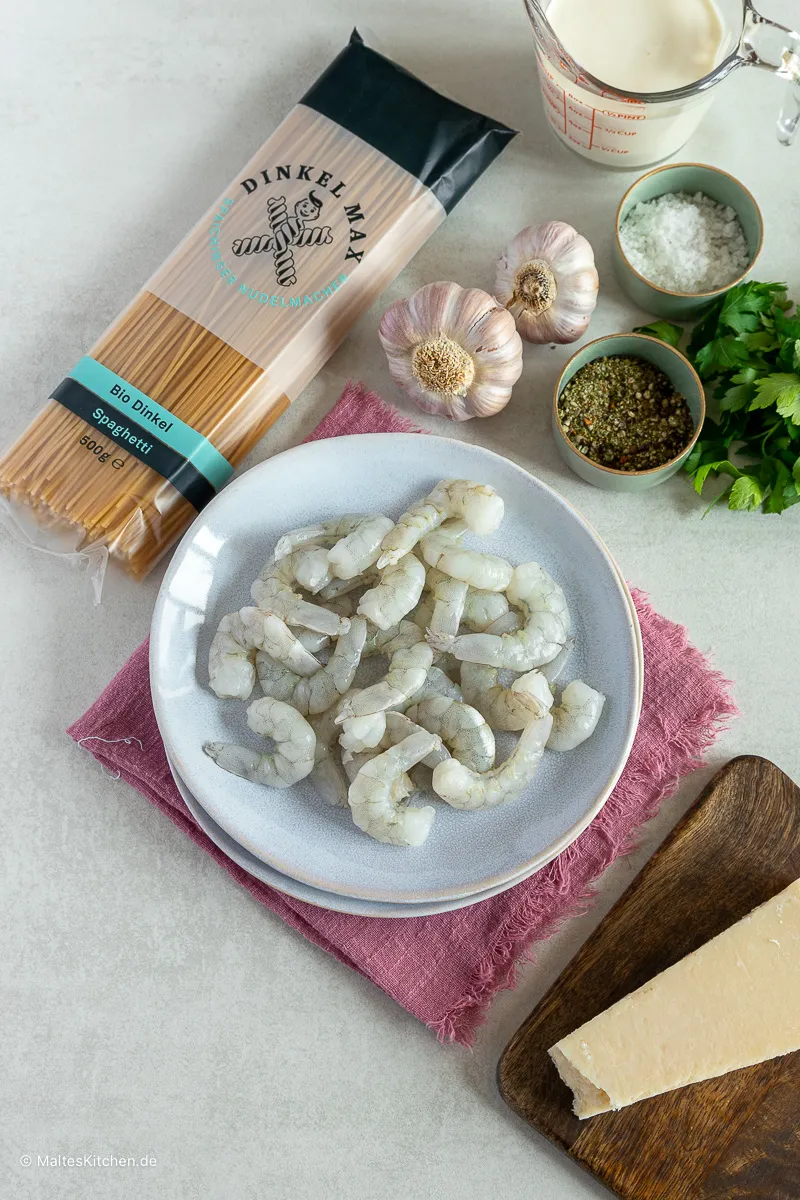 Nahaufnahme von perfekt gebratenen Garnelen in einer Pfanne, bereit für die Zubereitung köstlicher Garnelen Gerichte.