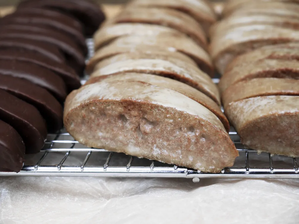 Nahaufnahme von Pulsnitzer Pfefferkuchen mit unterschiedlichen Glasuren