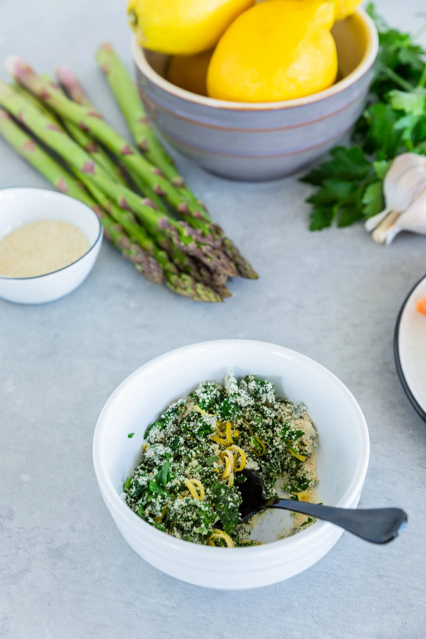 Nahaufnahme von saftigem Lachsfilet im Ofen mit Kräutern und Zitrone