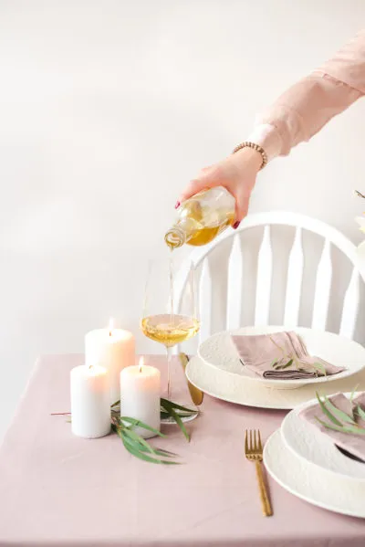 Nahaufnahme von Skrei im Schinkenmantel mit frischem Spitzkohlsalat