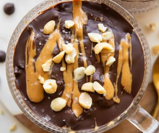 Nahaufnahme von Snickers Overnight Oats in Einmachgläsern.