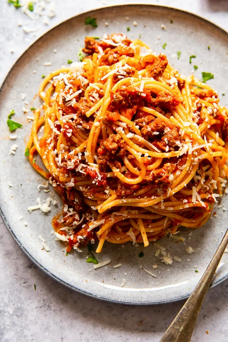 Nahaufnahme von Spaghetti mit reichhaltiger Tomaten-Hackfleischsoße, bereit zum Genießen.