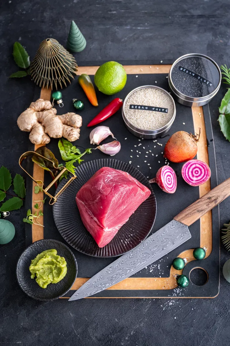 Nahaufnahme von Tuna Tataki auf einem Teller mit Sojasauce und Wasabi, ein exquisites und einfaches Fischgericht