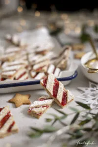 Nahaufnahme von weihnachtlichen Linzer Streifen mit Puderzucker