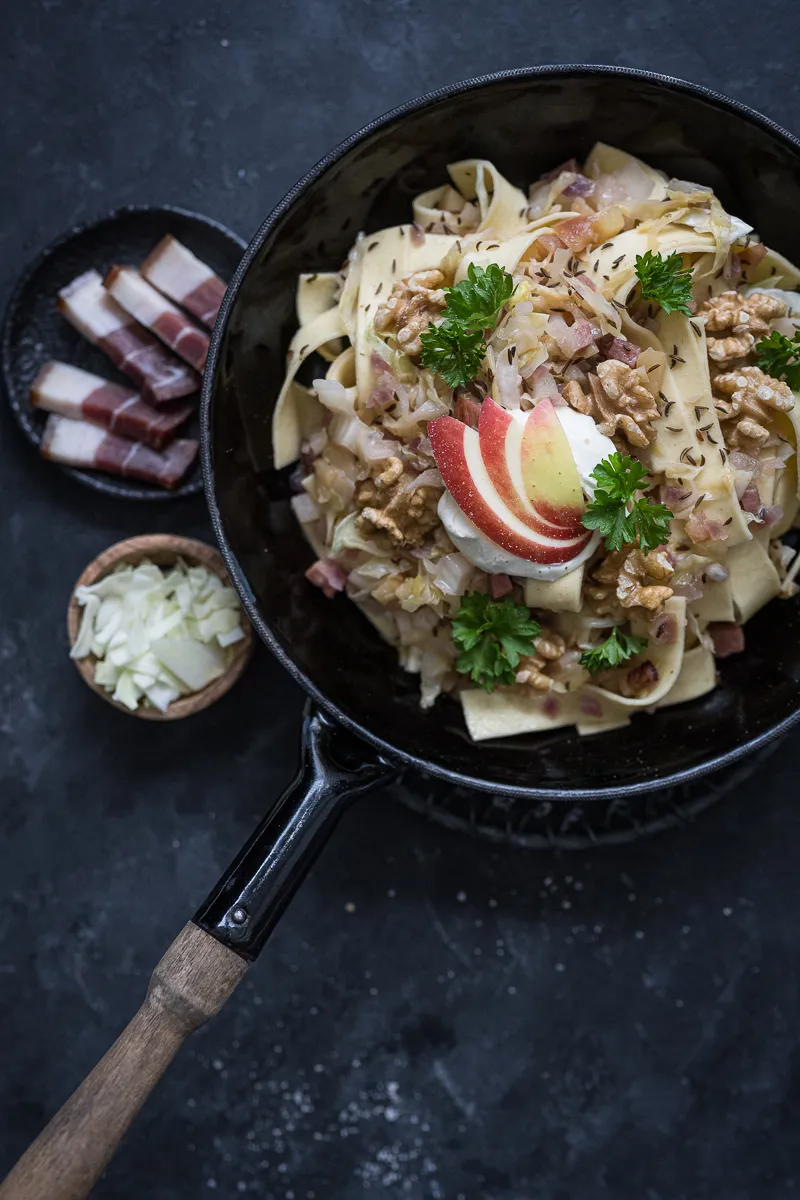 Nahaufnahme von Weißkohl, Rotkohl und Grünkohl, die die Vielfalt und die leuchtenden Farben des Kohls zeigen.