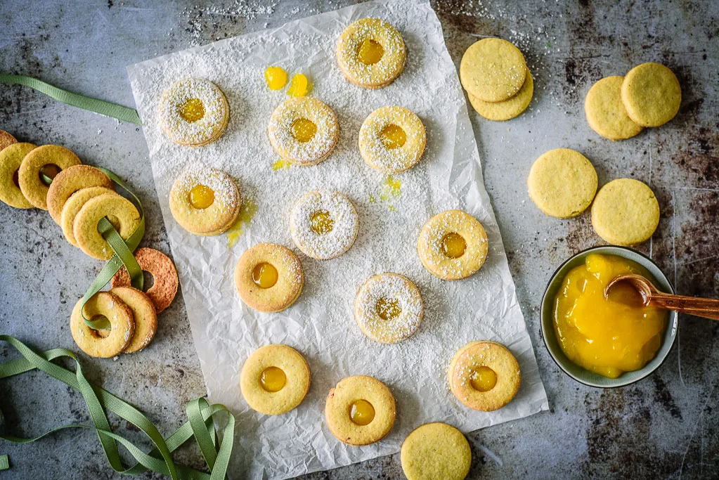 Nahaufnahme von zarten Mürbeteigplätzchen