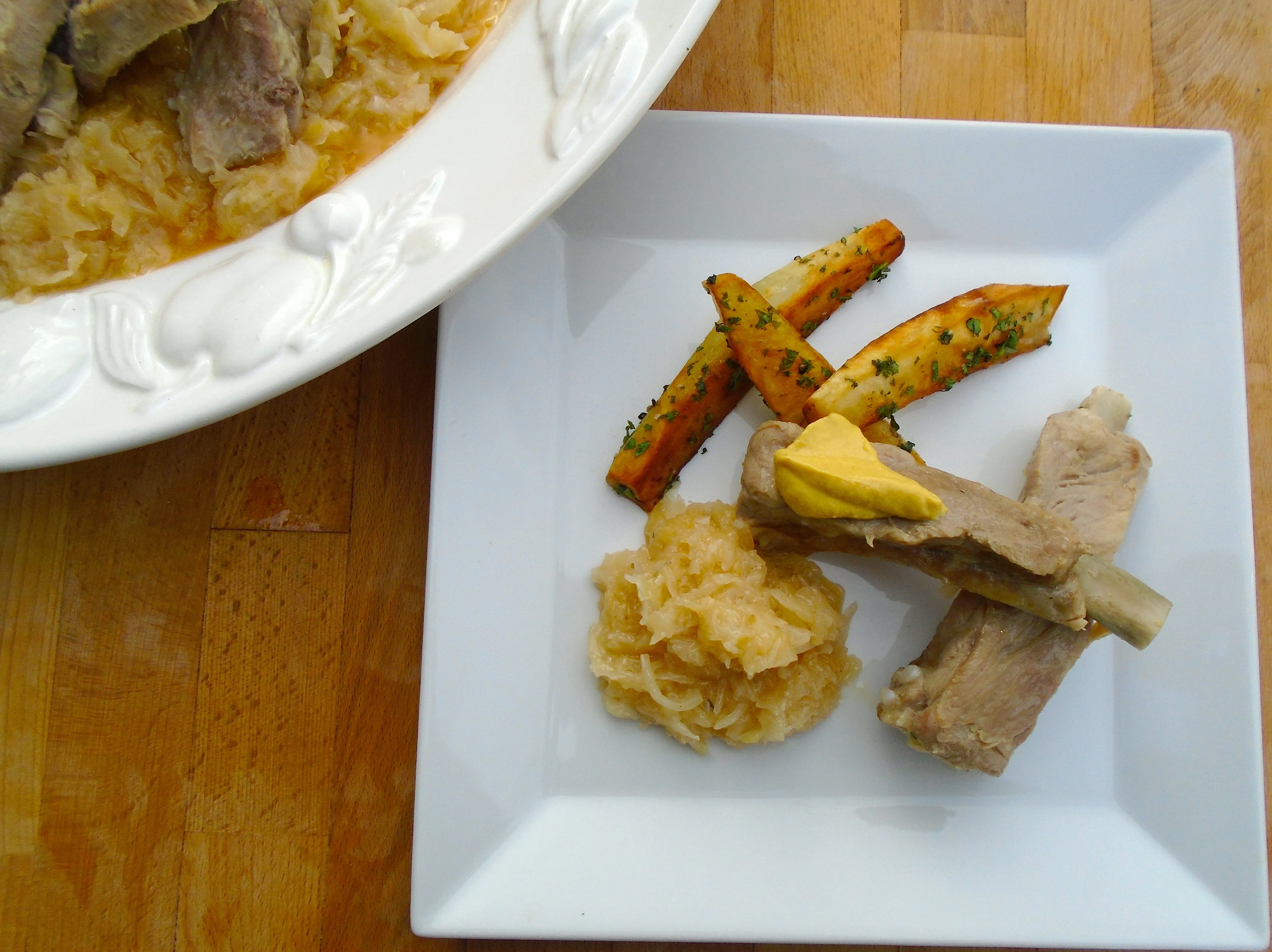 Nahaufnahme von zarten Schälrippchen mit Beilagen, ein traditionelles schwäbisches Gericht