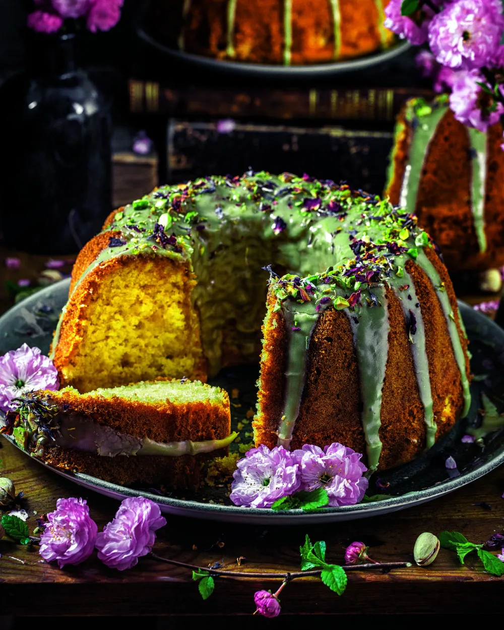 Naheinstellung eines Scheibe Marzipan Geburtstagskuchen mit Pistazien und essbaren Blüten