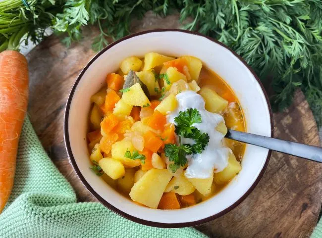 Nahrhaftes Kartoffelgulasch für die ganze Familie, babygerecht zubereitet