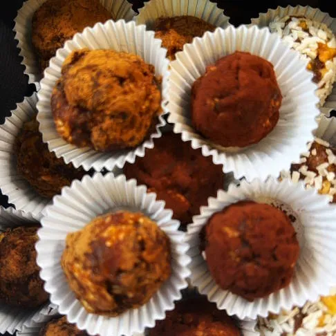 Naschen ohne schlechtes Gewissen: Fruchtige Powerkugeln, perfekt für eine Arthrose Ernährung.