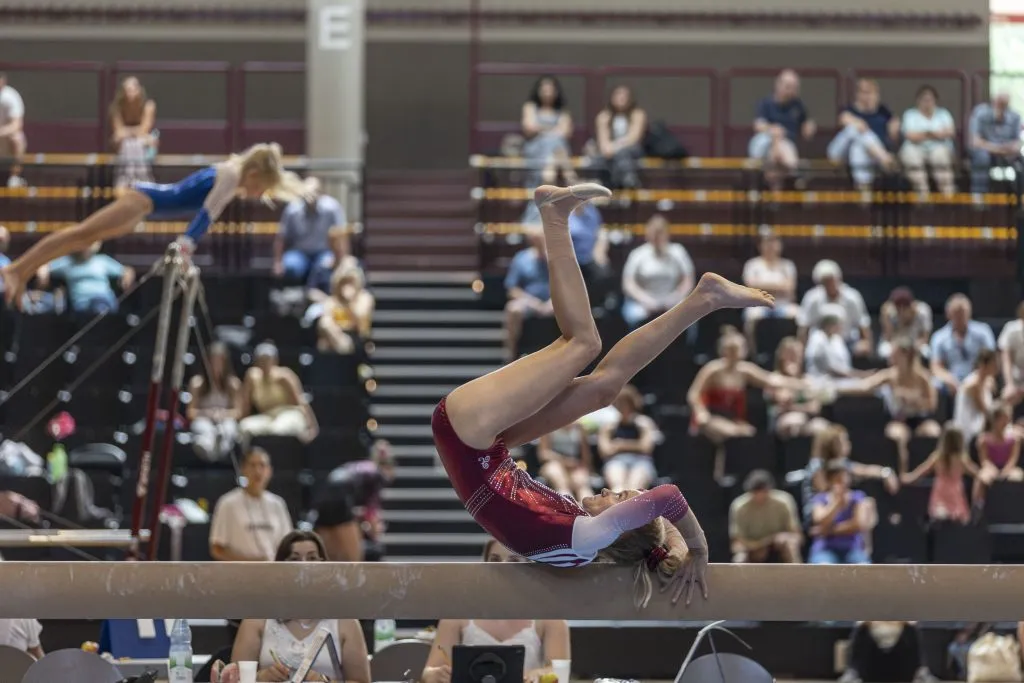 Natalia Kalitschev demonstriert Balance auf dem Schwebebalken.