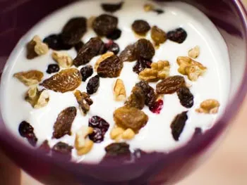 Naturjoghurt mit probiotischen Kulturen für eine gesunde Verdauung