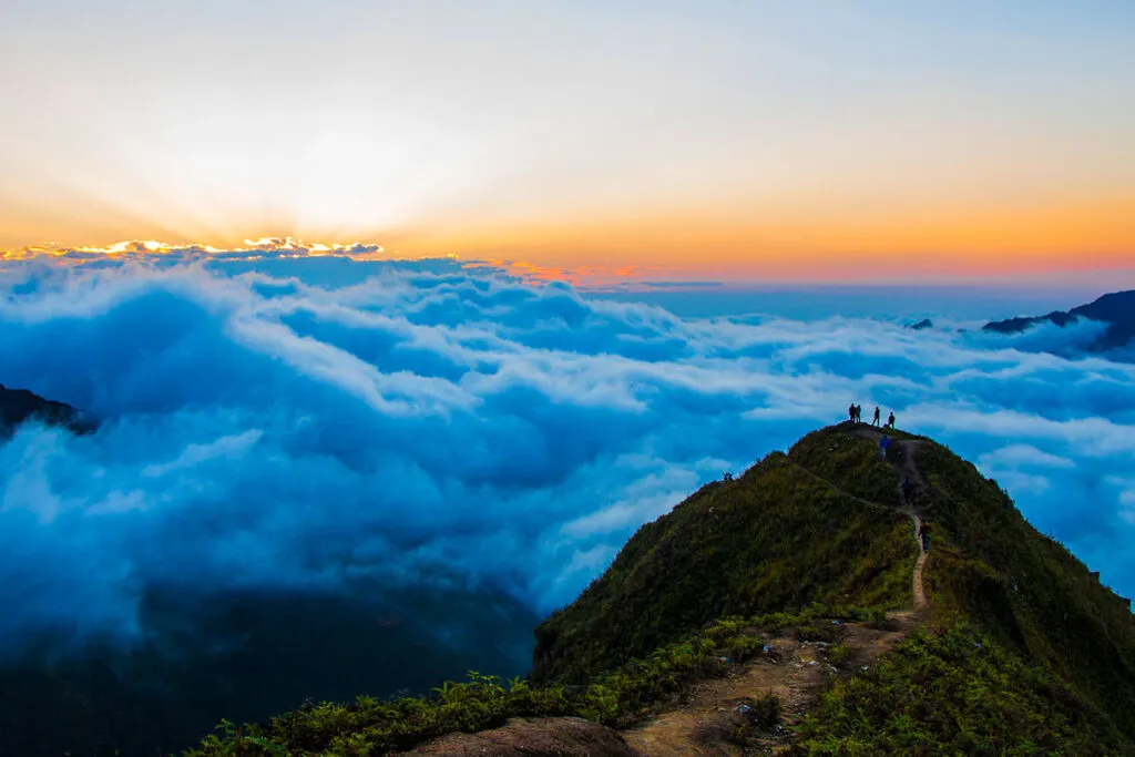 Nebelmeer in Ta Xua bei Sonnenaufgang, ein magischer und weniger bekannter Ort in Nordvietnam