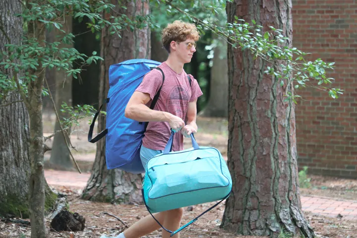 Neue Studierende beim Umzug in die Studentenwohnheime am 23. August.