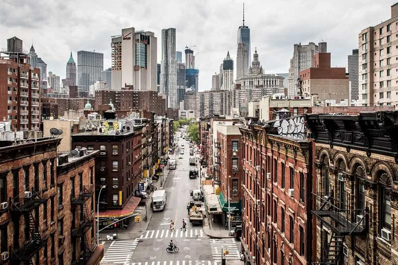 New York City, USA, die ikonische Skyline mit Wolkenkratzern und dem Hudson River.