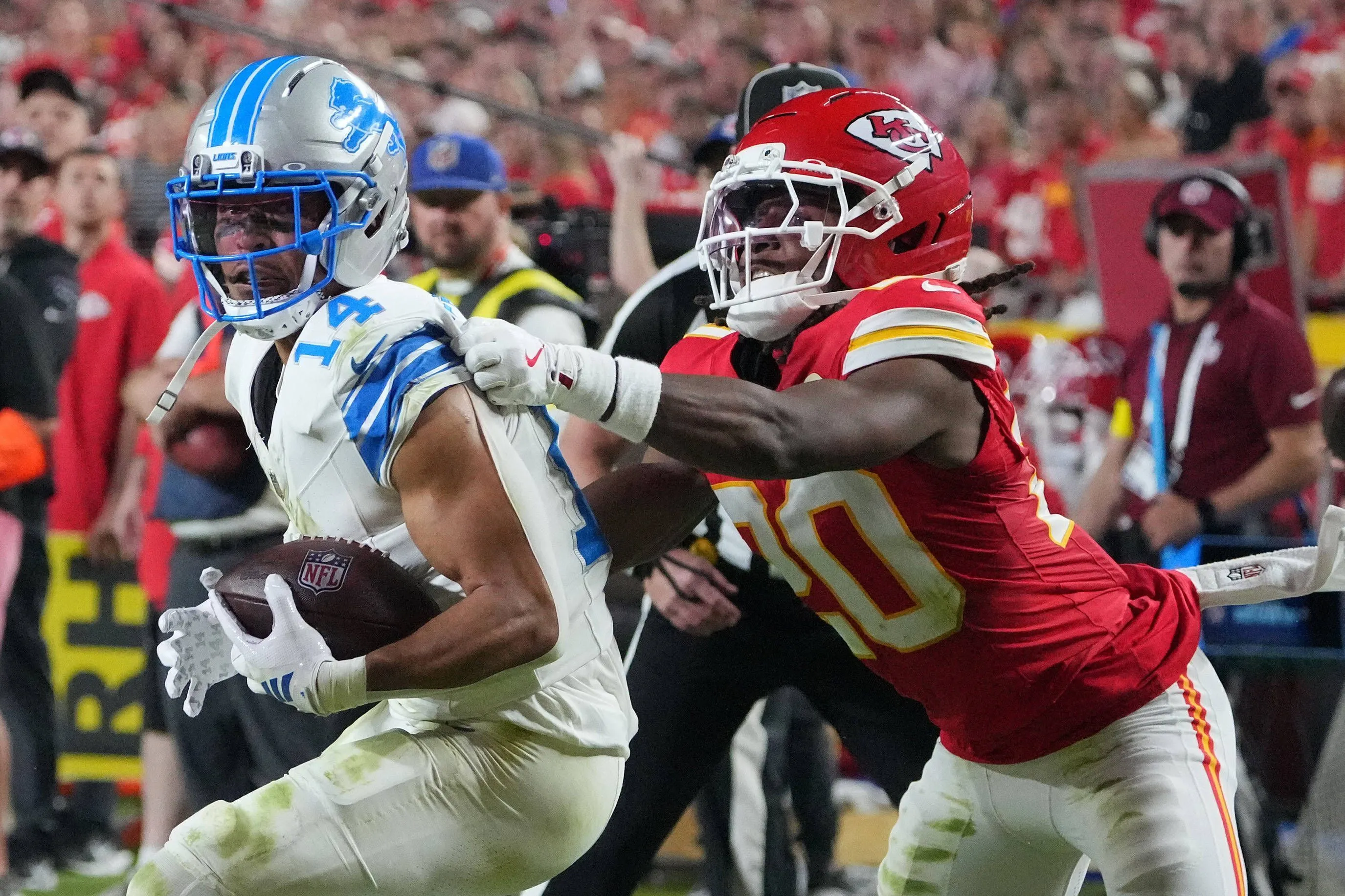NFL, American Football Herren, USA Detroit Lions at Kansas City Chiefs Oct 12, 2025; Kansas City, Missouri, USA; Detroit Lions wide receiver Amon-Ra St. Brown (14) makes a catch against Kansas City...
