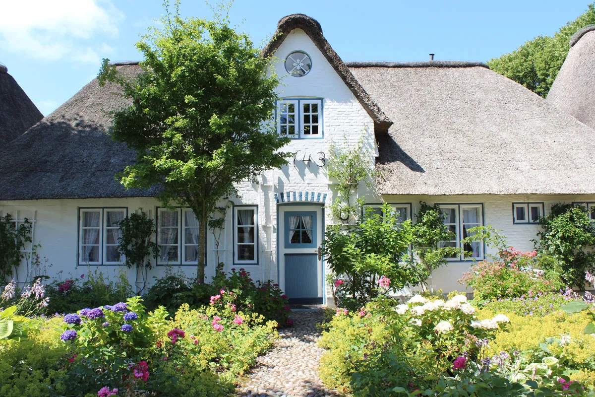 Nieblum gilt wegen seiner pittoresken Friesenhäuser als schönstes Dorf auf Föhr